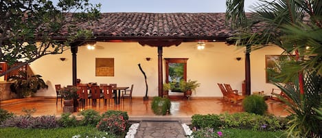 تناول الطعام بالخارج