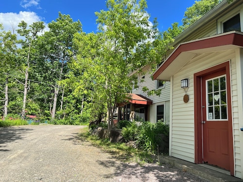 Village Nook,1 BR Apt.-on the Rail Trail, short easy walk downtown.