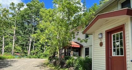 Village Nook,1 BR Apt.-on the Rail Trail, short easy walk downtown.