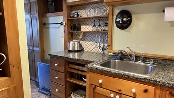 Køleskab, mikrobølgeovn, ovn, kogeplade