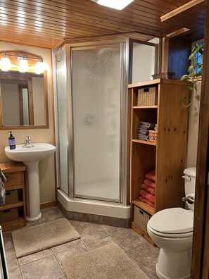 Badekar, hårtørrer, håndklæder, Sæbe