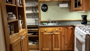 コーヒー / ティーメーカー、冷蔵庫、電子レンジ、オーブン