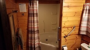 Kombinert dusj/badekar, hårføner, håndklær og såpe