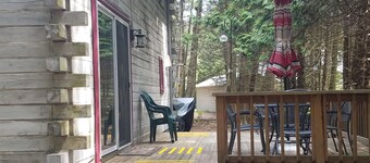 Charming cedar log cabin nestled in the woods, footsteps from Rowley's Bay