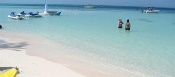 THE YELLOW HOUSE OF SEACLIFF RESORT HOMES