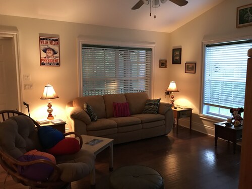Hobe Sound Natural Setting. New lightning fast internet. Great seclusion!