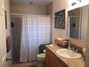 مجففات شعر، مناشف، صابون، ورق حمّام