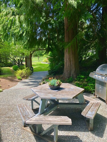 Bond Ranch Retreat, Cozy Cedar Cottage on the beautiful Olympic Peninsula, WA.