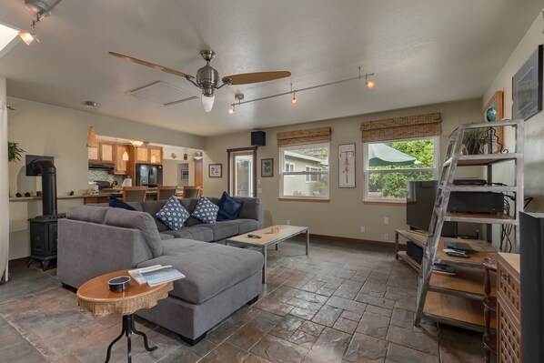 Smart TV, chimenea, reproductor de DVD y estéreo 