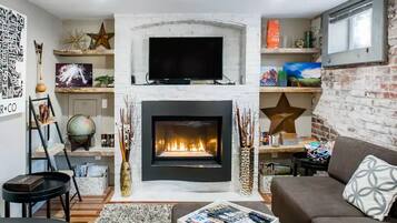 Televisión, chimenea, libros y estéreo