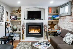 Televisie, een open haard, boeken en een stereo