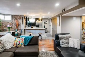 TV, peis, bøker og stereoanlegg