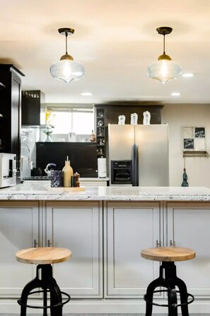 Een koelkast, een microgolfoven, een oven, een kookplaat