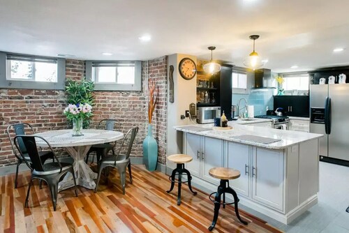 Newly remodeled garden-level suite near downtown in Cheesman Park neighborhood.