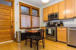 Fridge, microwave, oven, stovetop - The Bucktown House - Suite #4 - Heart of Wicker/Bucktown, 10 minutes to downtown (Chicago)