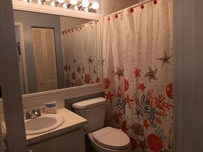 Een douche, een haardroger, handdoeken, zeep
