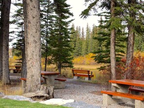 Outdoor dining - Premium penthouse in the heart of the Canadian Rockies! Walk to busy downtown. (Canmore)