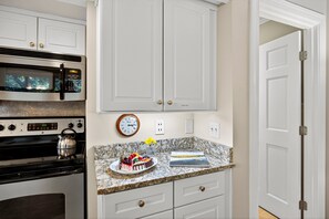 Kjøleskap, mikrobølgeovn, ovn og kokeplater