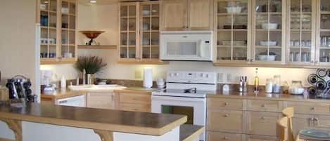 Réfrigérateur, four à micro-ondes, un four, surface de cuisson
