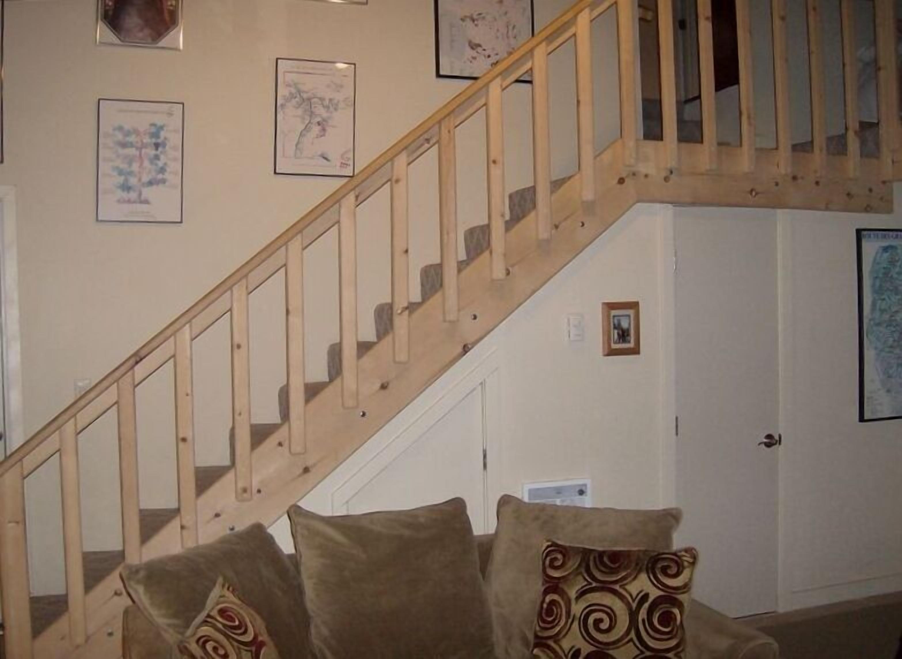 Una escalera con barandillas de madera que lleva a un piso superior.