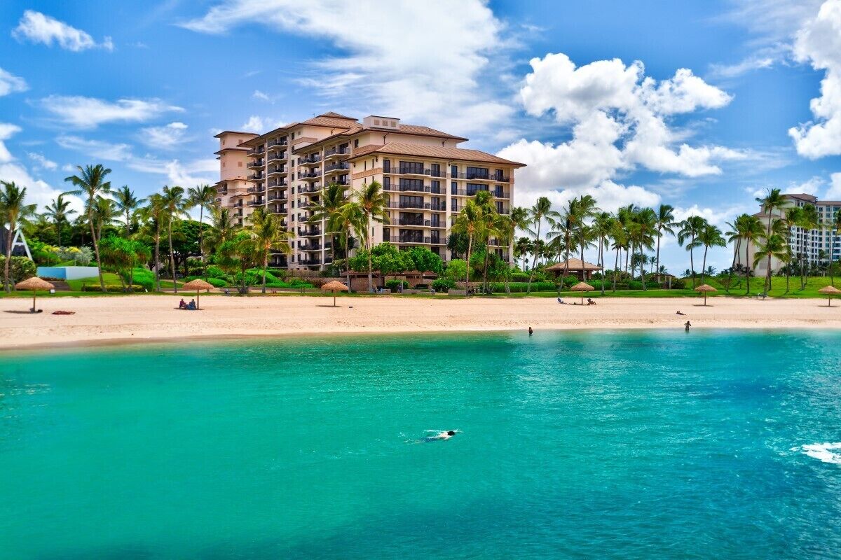 En la playa, camastros y toallas de playa 