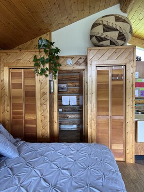 Een strijkplank/strijkijzer, reisbedje, gratis wifi, beddengoed