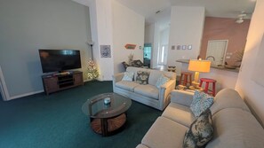 TV connectée, lecteur de DVD, baby-foot, table de tennis de table