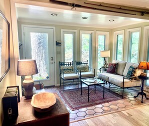 Älytelevisio, takka, DVD-soitin, pöytäjalkapallopöytä