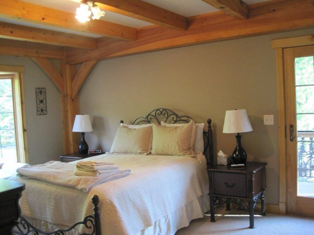 5 quartos, escrivaninha, ferros/tábuas de passar roupa