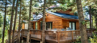 高山の森と渓流の隣のデッキに座る