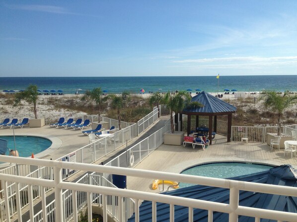 Property grounds - Beach Bliss ! Comfortable and Affordable Only Steps From Sugar White Sand Beach (Orange Beach)