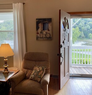 Een smart-tv, een dvd-speler en boeken