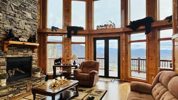 Smart TV, fireplace, DVD player, stereo