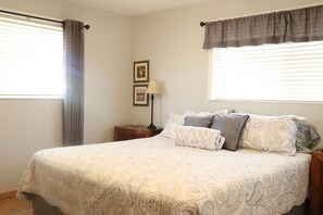 3 bedrooms, desk, iron/ironing board, free WiFi - Oceanside, pet friendly, smart home with plenty of paddle equipment (Cudjoe Key)