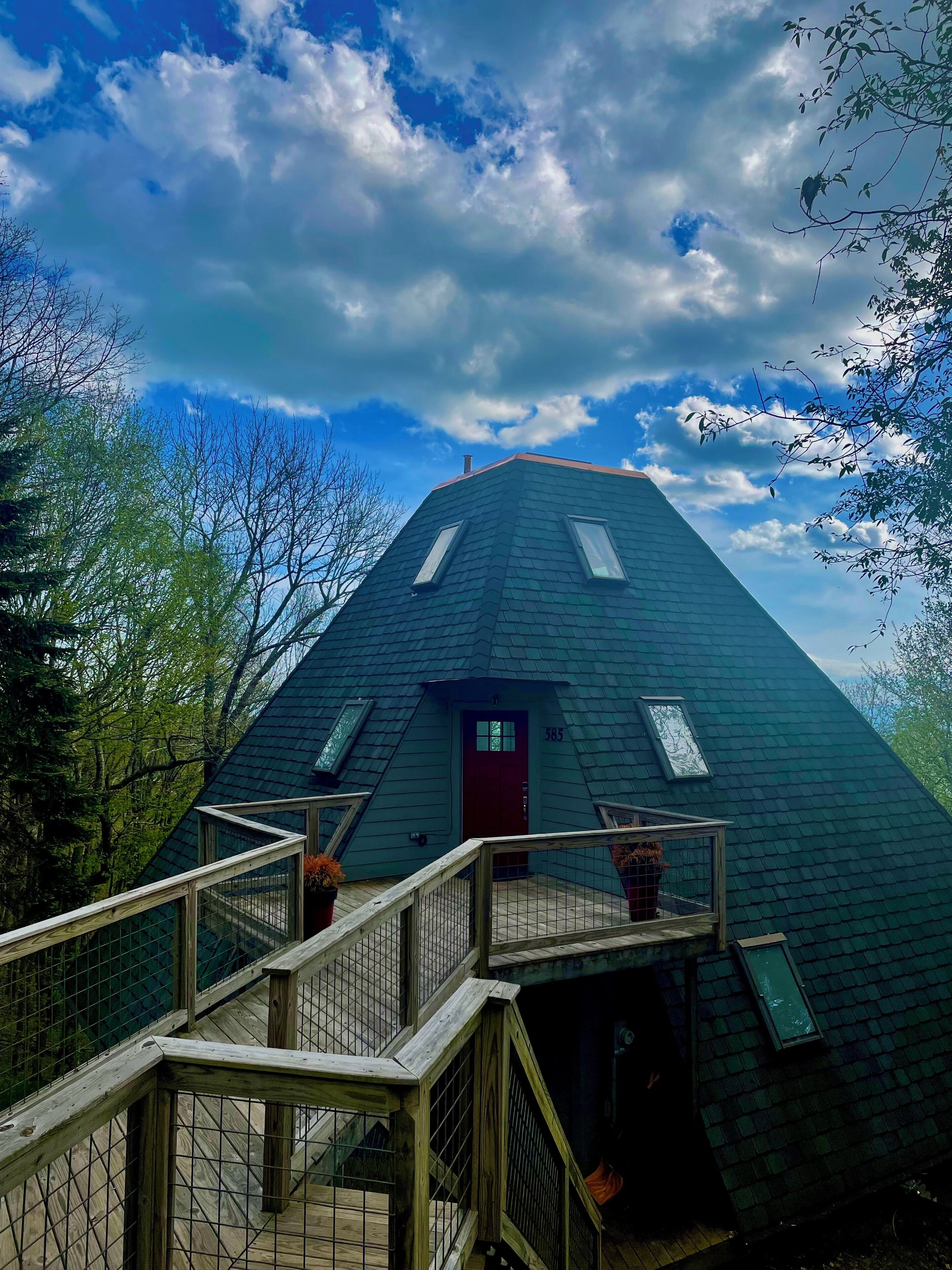 Come see the fall leaves! 🏔️ 2 living rms, AT hiking in the neighborhood 