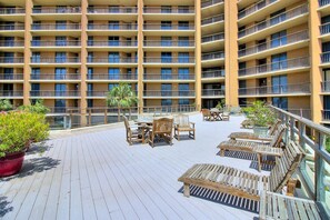 Outdoor dining - Beautifully Remodeled Beach Front Condo with Spectacular Ocean Views (Port Aransas)