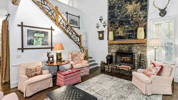 智能电视、壁炉、乒乓球、书