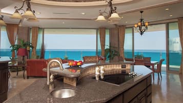 Jääkaappi, mikroaaltouuni, uuni, liesi