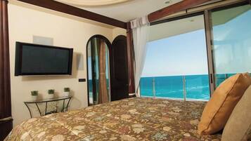 3 makuuhuonetta, työpöytä, silitysrauta/-lauta, vauvan matkasänky