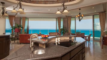 Geladeira, micro-ondas, fogão, cooktop