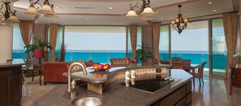 Stunning Penthouse on the Water • Jacuzzi • Grill • END UNIT • Amazing Views