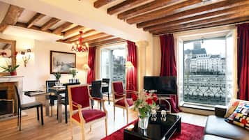 Televisie, een open haard, een dvd-speler en een muziekbibliotheek