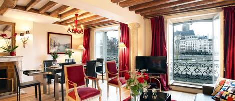 Televisión, chimenea, reproductor de DVD y biblioteca musical