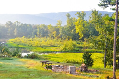 River Front Lodging, Hot Tub, King Bed, Feel Like You Are Sleeping in the Woods!