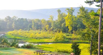 River Front Lodging, Hot Tub, King Bed, Feel Like You Are Sleeping in the Woods!