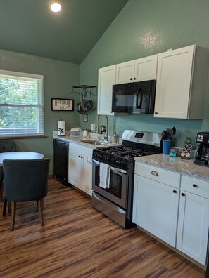 Jääkaappi, mikroaaltouuni, uuni, liesi