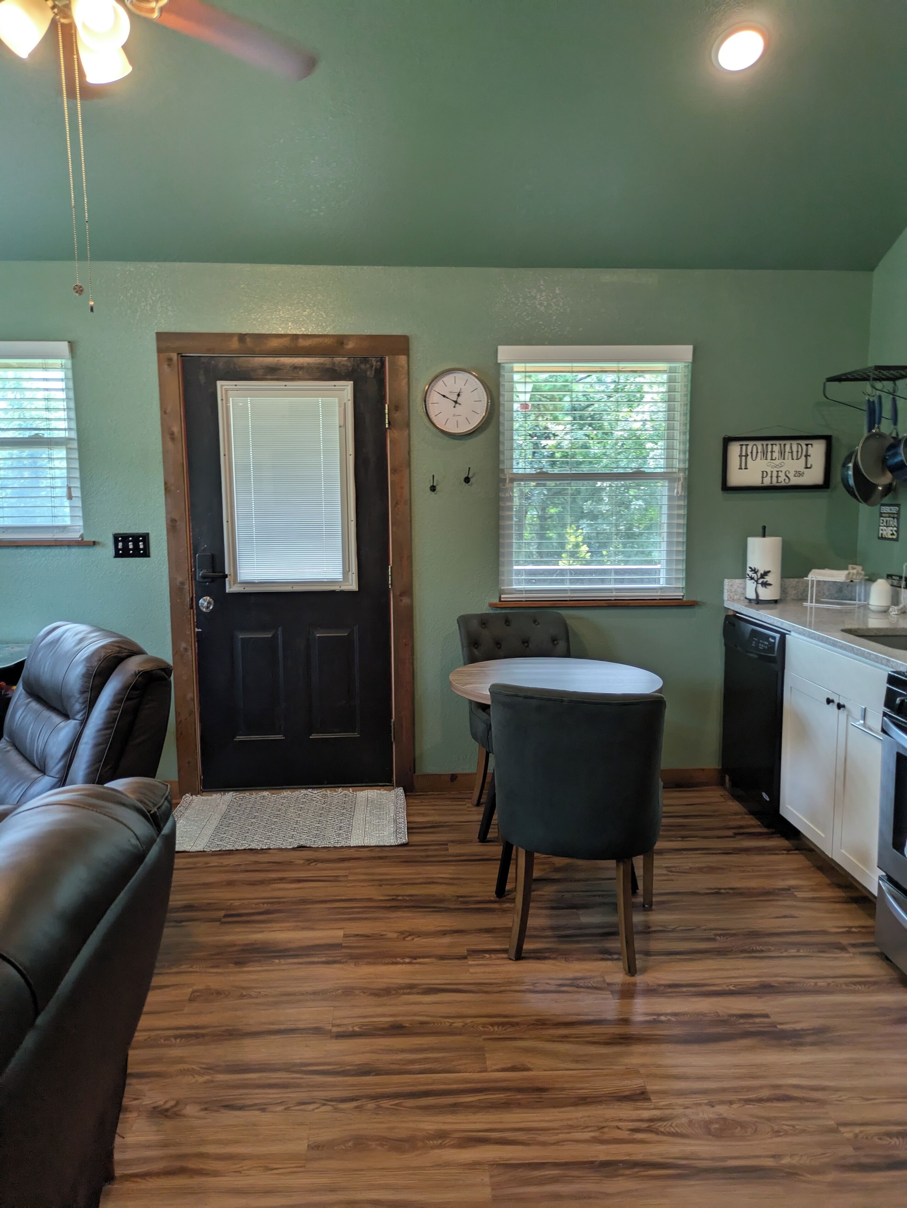 Smart TV, lareira, DVD player, livros