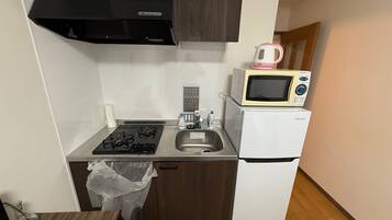 Microwave, cookware/dishes/utensils
