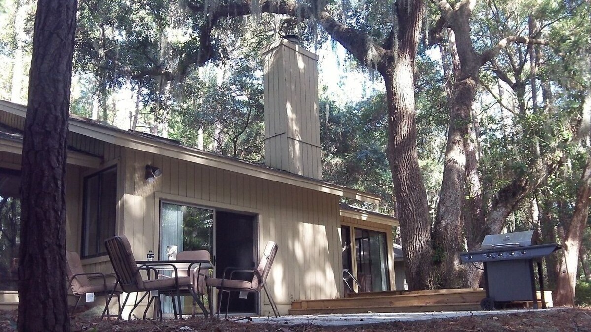 WOW! WHAT A DEAL for a HOUSE in SeaPines! Great Locations 2 BR -Pets ok