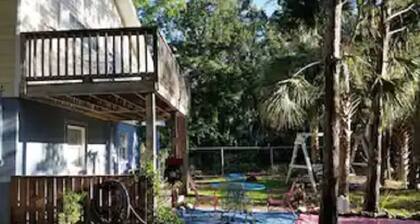 GULF ACCESS home w/ dockage, private yard & 2 min walk to eat and stores!